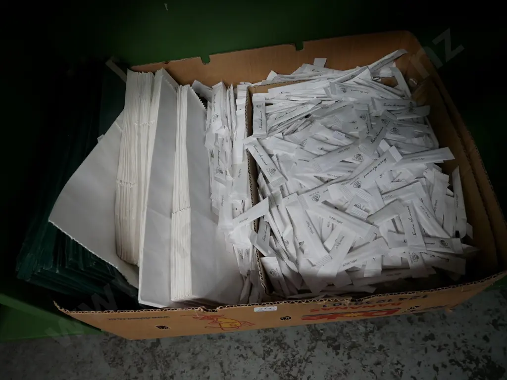 box; sugar sachets, takeaway food bags Image 1++