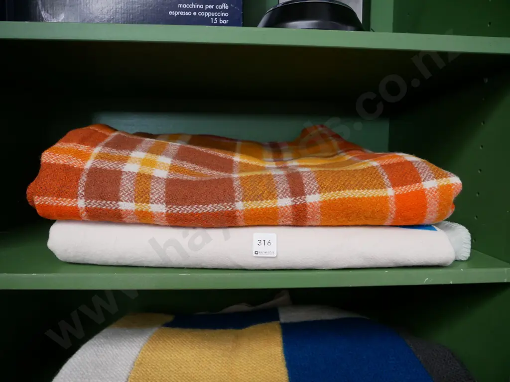 2 woollen blankets Image 1++