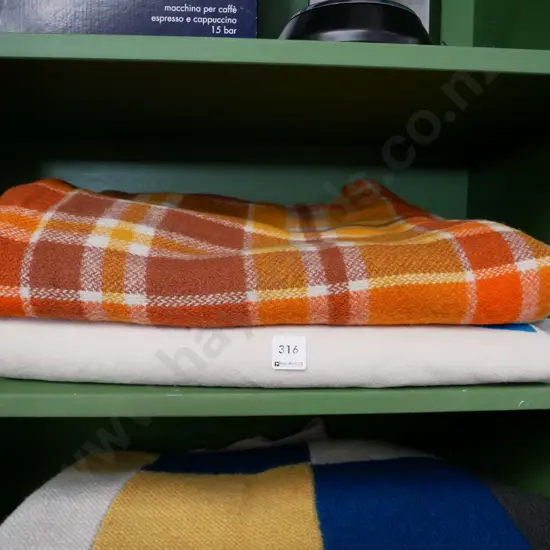 2 woollen blankets