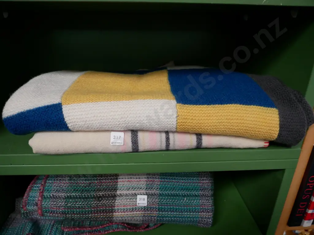checked knitted blanket and woollen blanket Image 1++