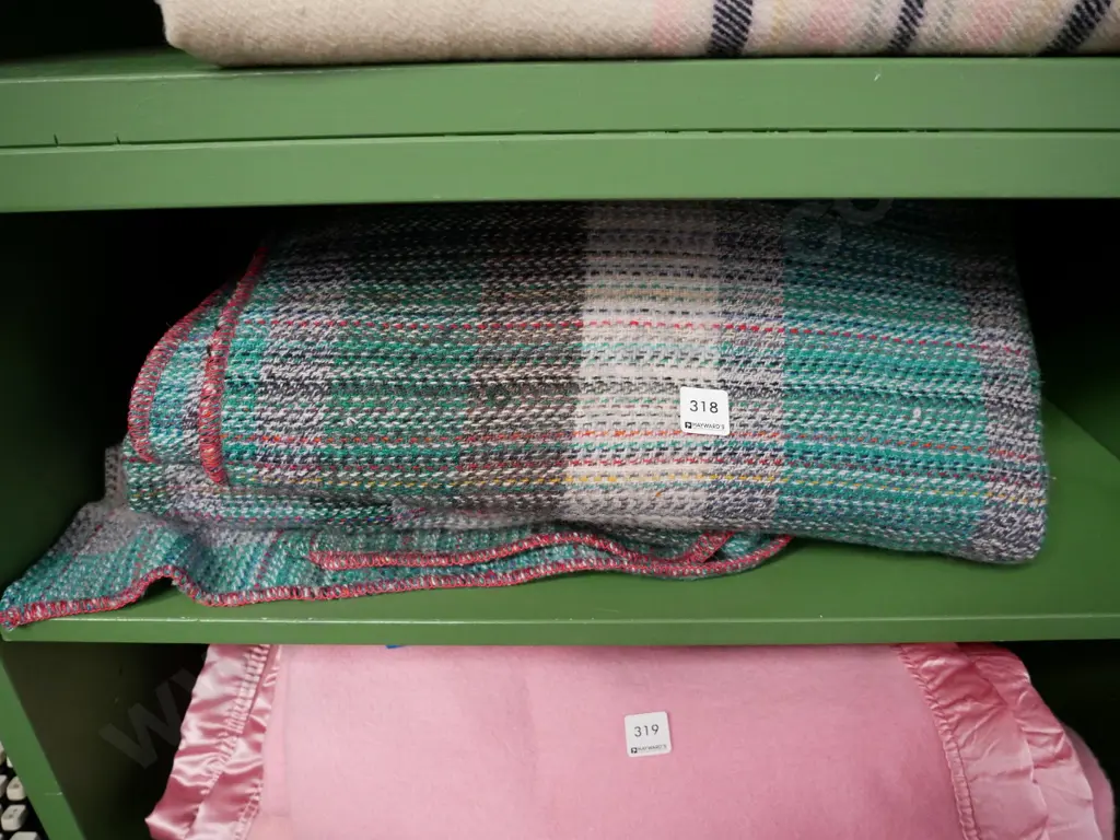 2 woollen blankets Image 1++