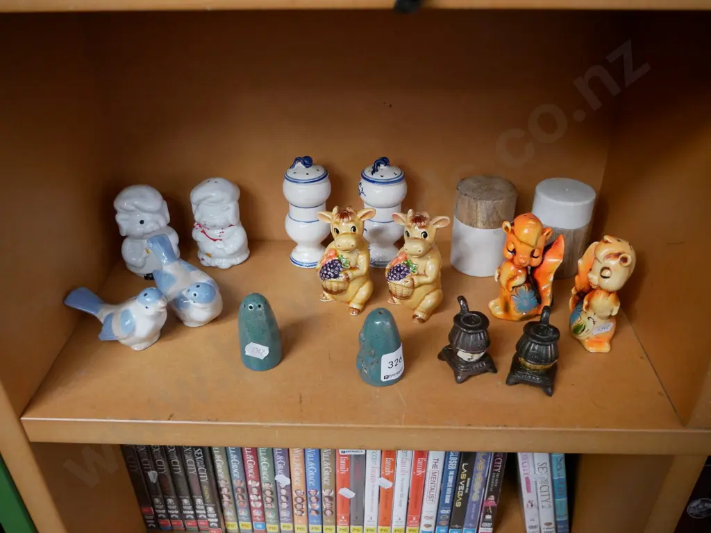 novelty salt and peppers Image 1++