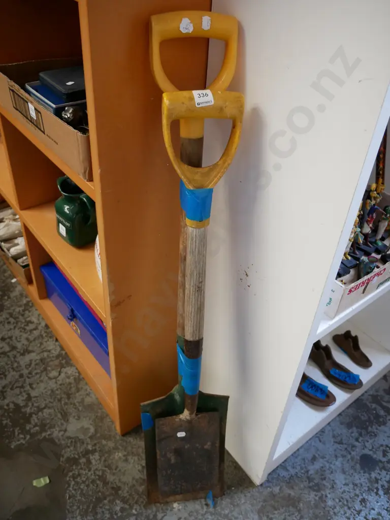 2 garden spades Image 1++