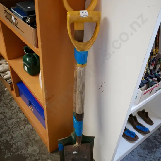 2 garden spades