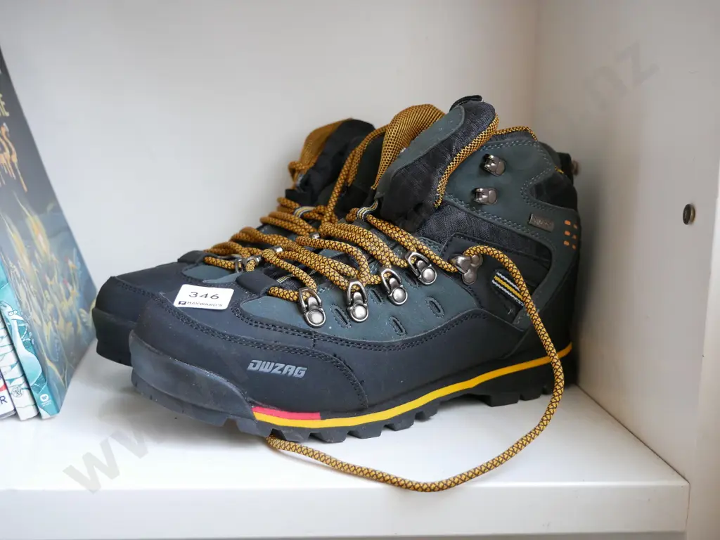 pair of as new Dwzrg size 40 tramping boots Image 1++