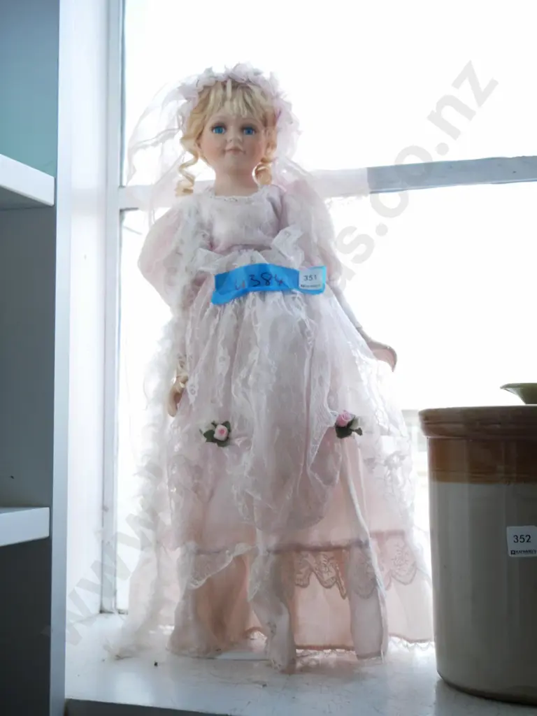 porcelain display doll H- 620 Image 1++