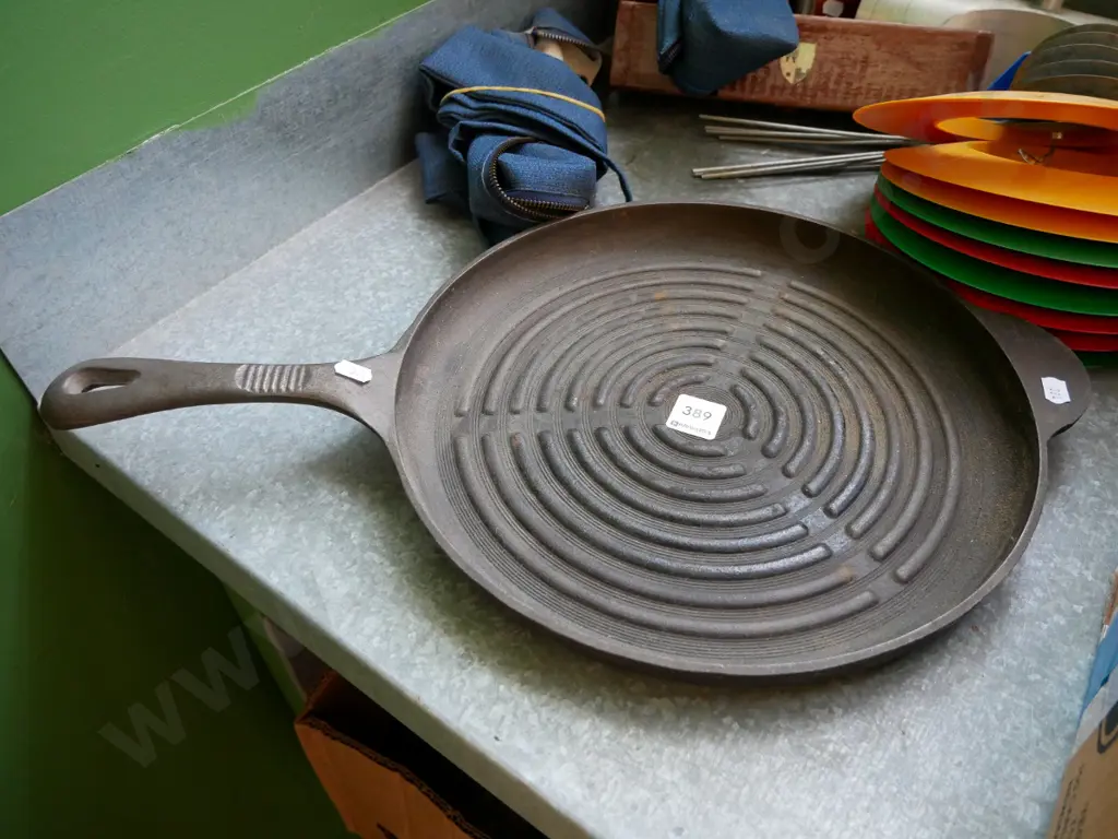 cast iron frying pan Image 1++