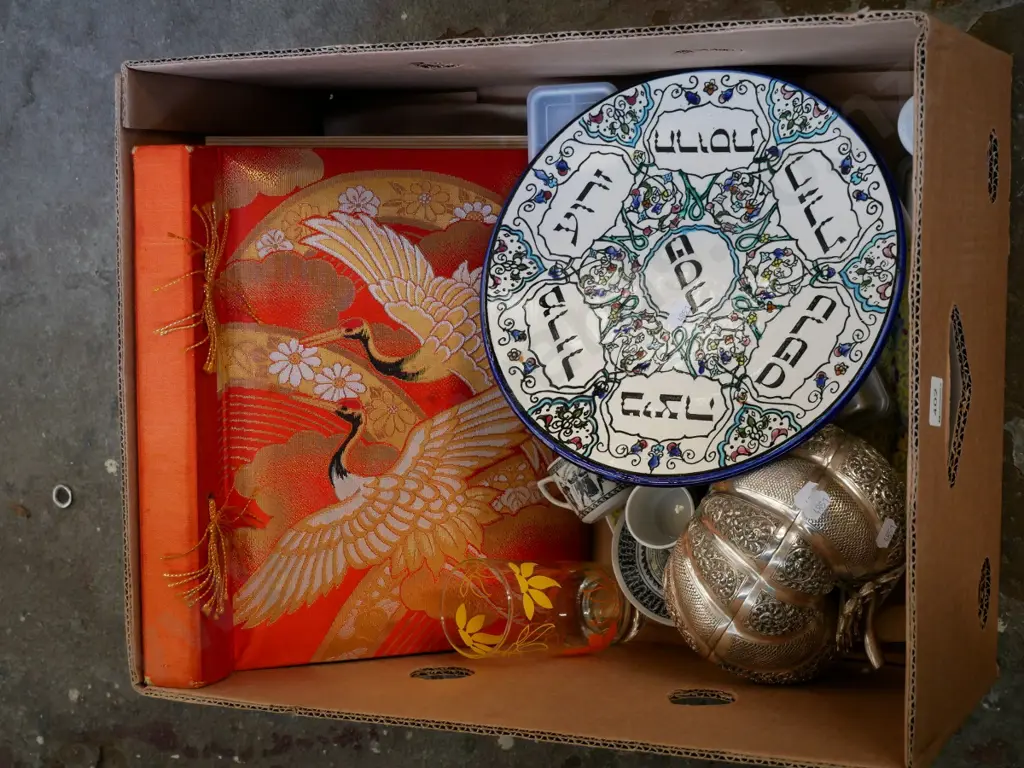 box; ornamental plated pumpkin, ashets, plates, photo album etc Image 1++