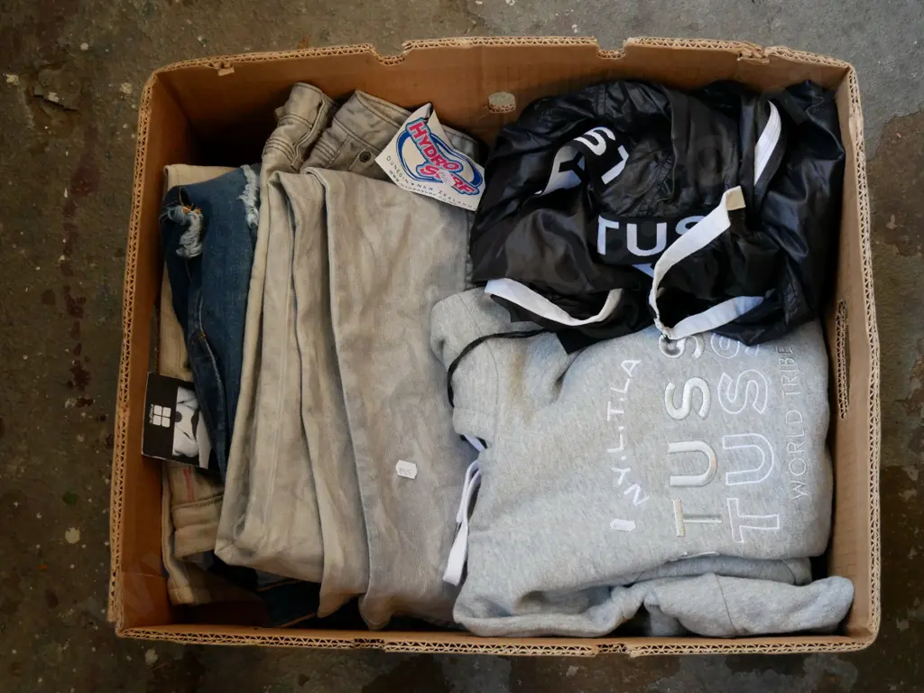 box; as new jeans, jackets and hoodie Image 1++