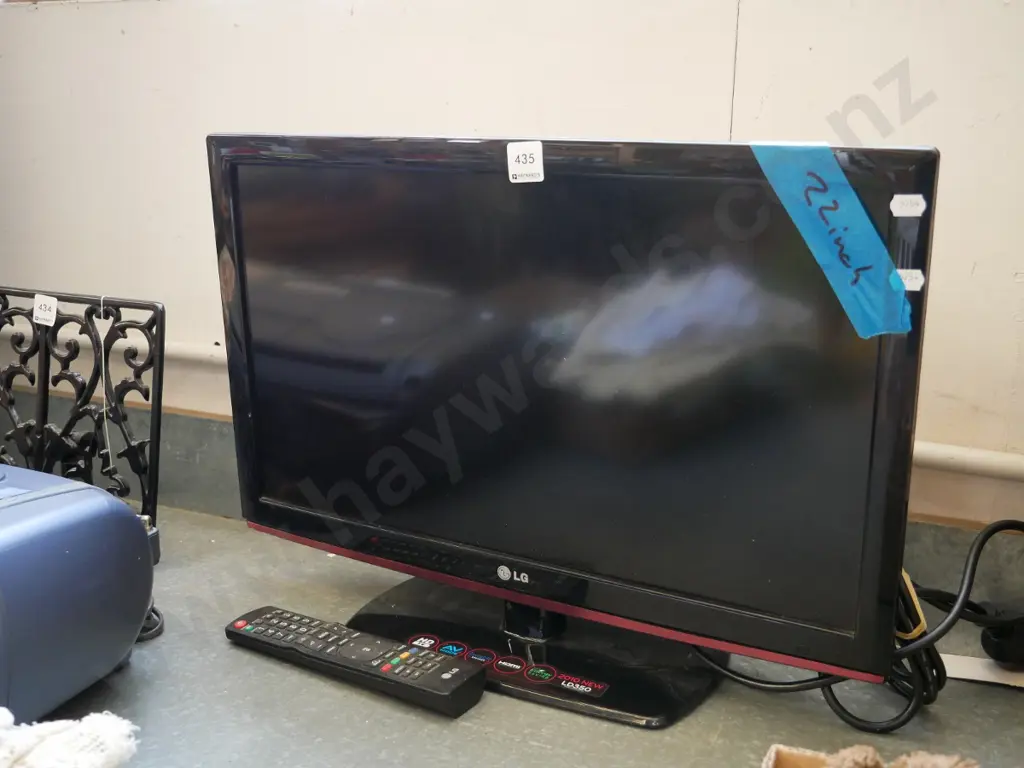 lG 22" TV Image 1++