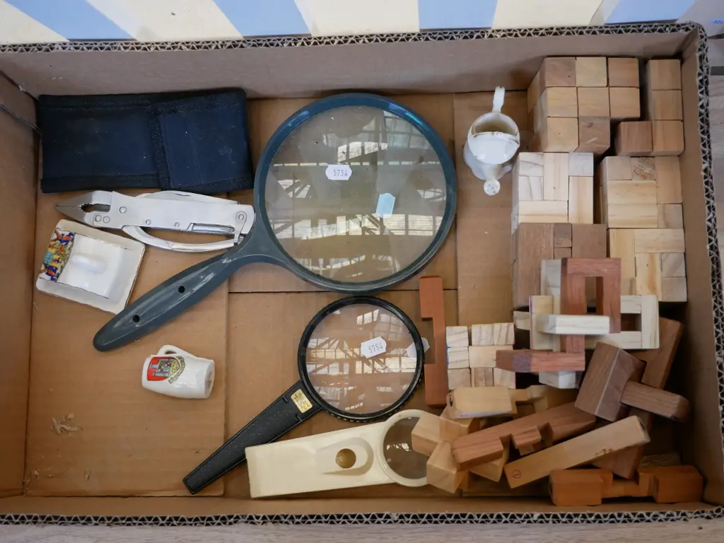 box; wooden puzzles, magnifying glasses etc Image 1++