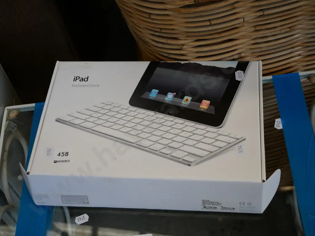 iPad keyboard dock Image 1++