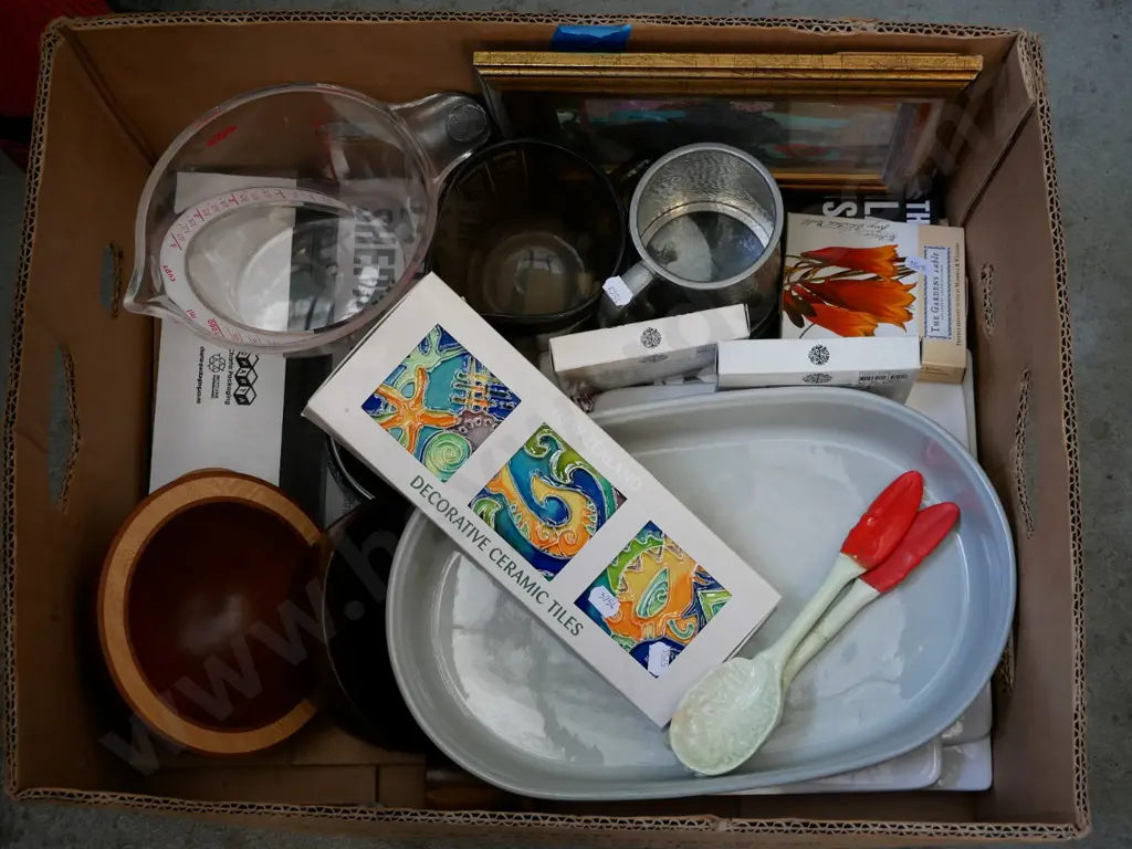 box; decorative tiles, plastic measuring jug etc Image 1++