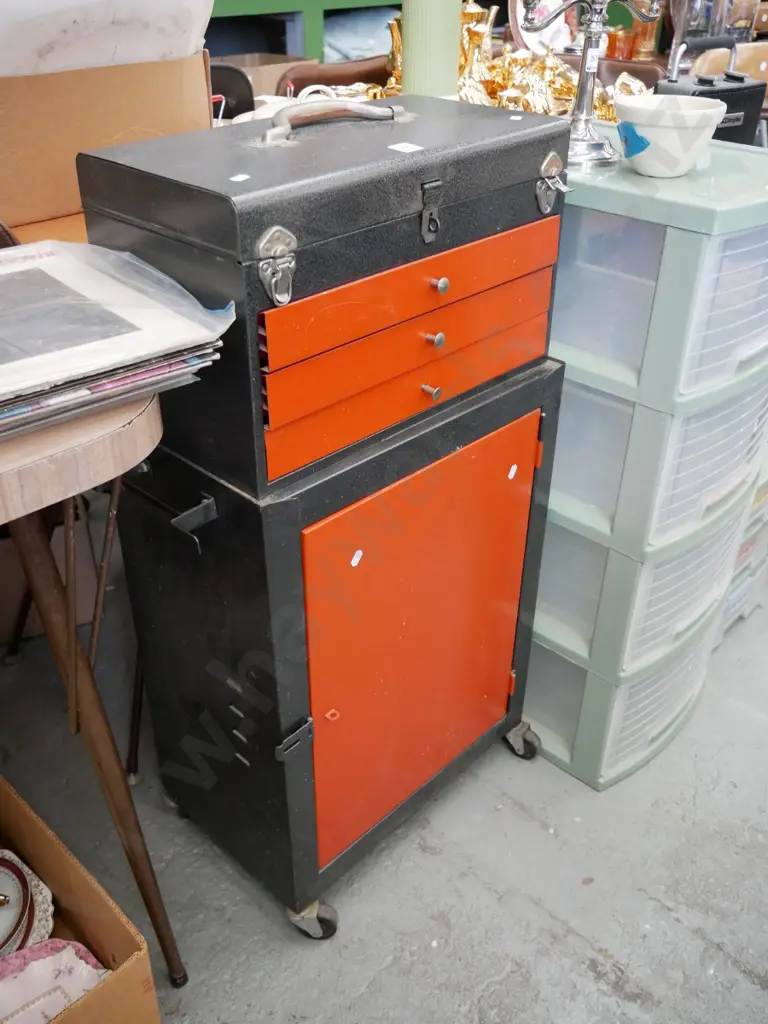 workshop tool chest on casters H - 920, W- 450, D- 260 Image 1++