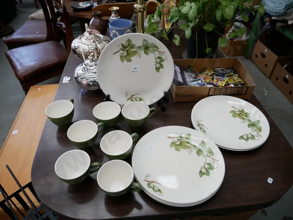 Crown Lynn grape pattern dinner plates and green teacups Image 1++