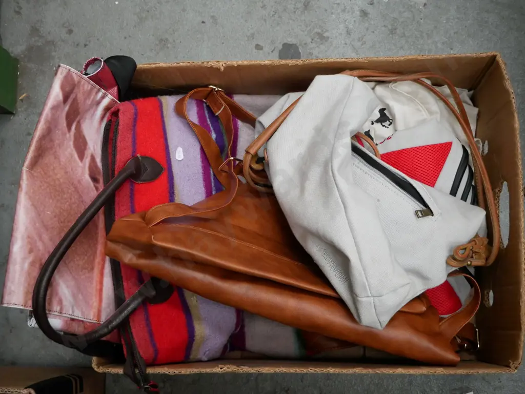 box; various handbags, holdalls etc Image 1++