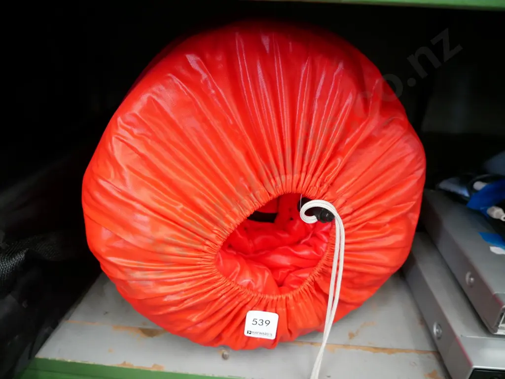 red Fairydown sleeping bag Image 1++
