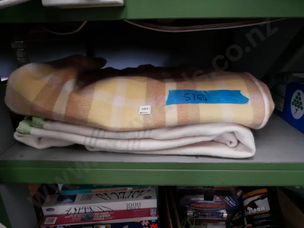 2 woollen blankets Image 1++