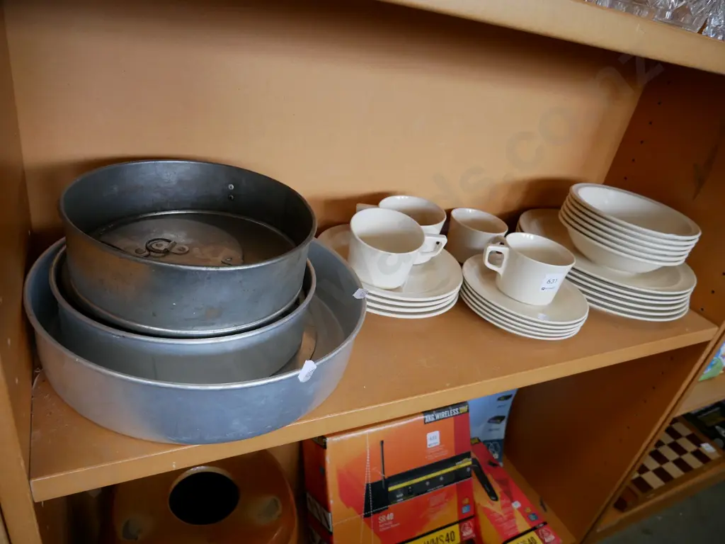 plastic plates, bowls, cups, pudding and cake tins Image 1++