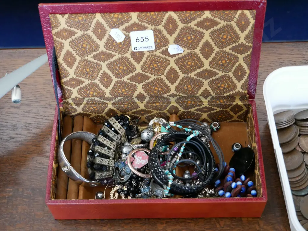 jewellery box and costume jewellery contents Image 1++