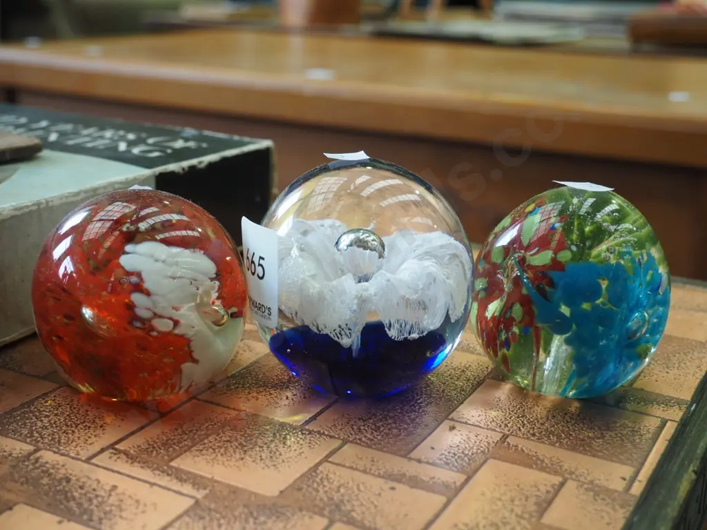 3 glass paperweights Image 1++