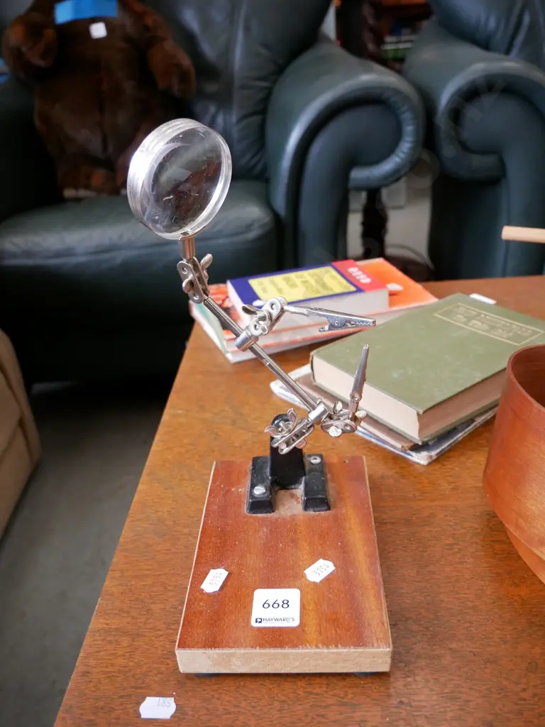 fishing fly stand with magnifying glass Image 1++