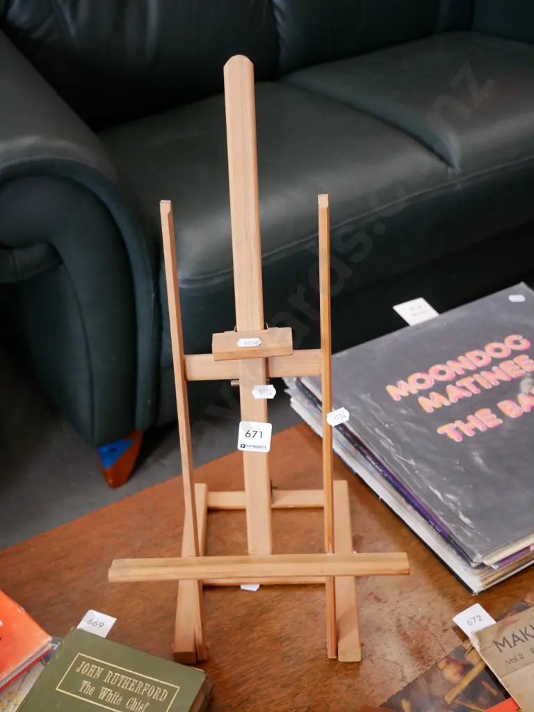 small wooden artist's easel Image 1++