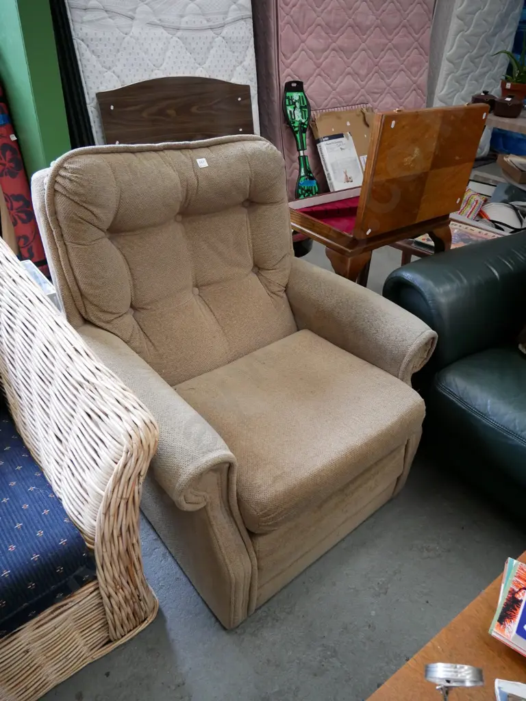 deep buttoned upholstered fireside chair Image 1++