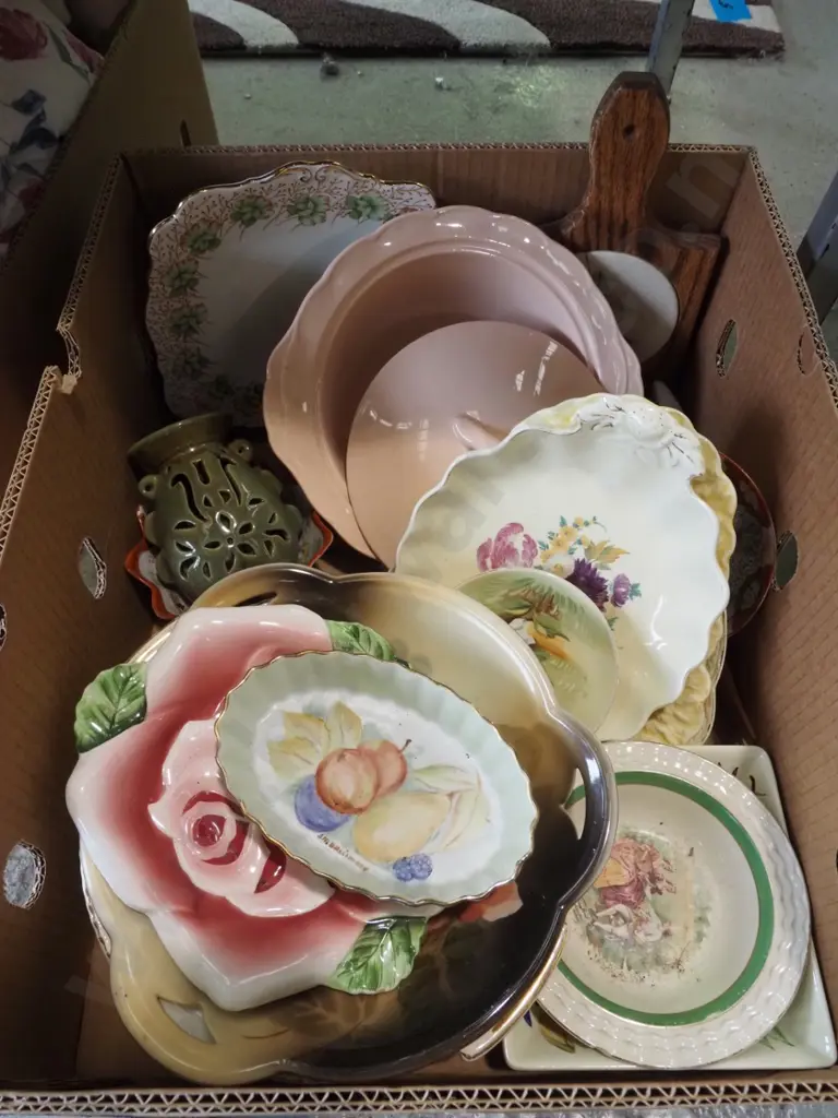 box; lidded veges, bowls, teapot etc Image 1++
