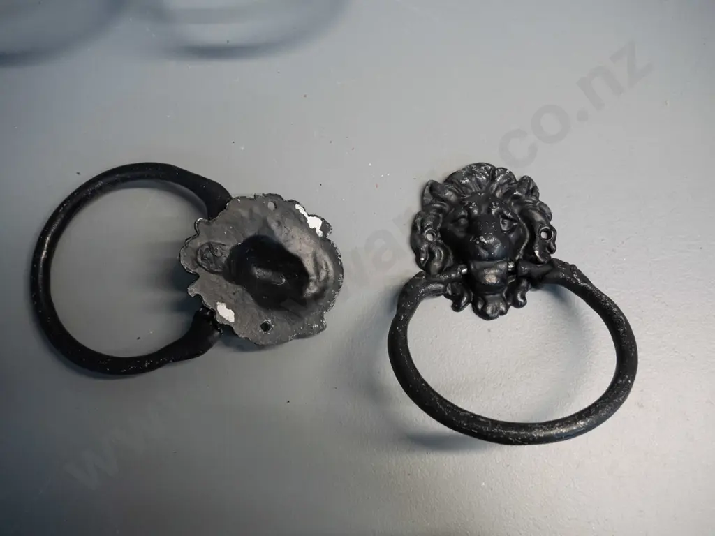 set of 4 painted cast alloy lion's head towel rings - some wear to paint - each H-140 Ring D-100 Image 1++