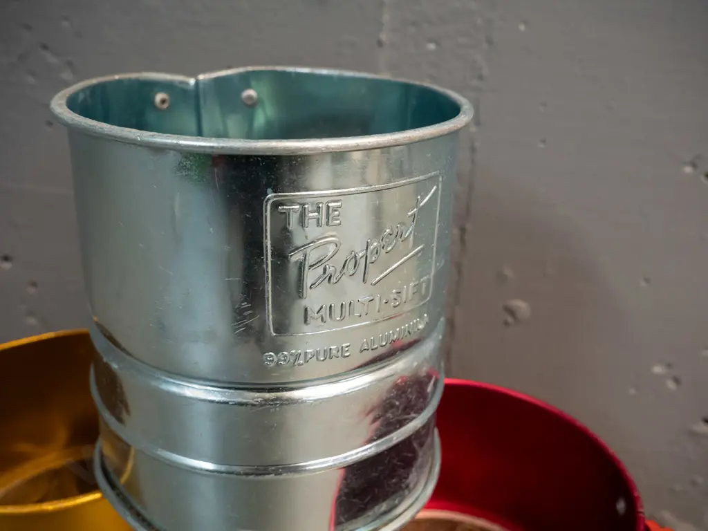 3 vintage various coloured aluminium Propert Multi-Sift flour sifters H140 - 2 have wear to finish on handles Image 1++