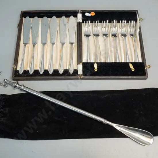 cased set of EPNS fish knives and forks - scratches to knives - and a plated shoehorn L-440 in drawstring bag