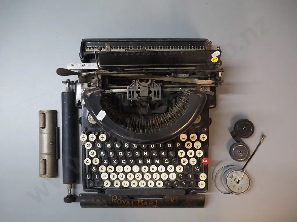 restorer's antique typewriter - Royal Bar-Lock, Victoria St. London - some pieces loose H240 W-290 D-400 Image 1++