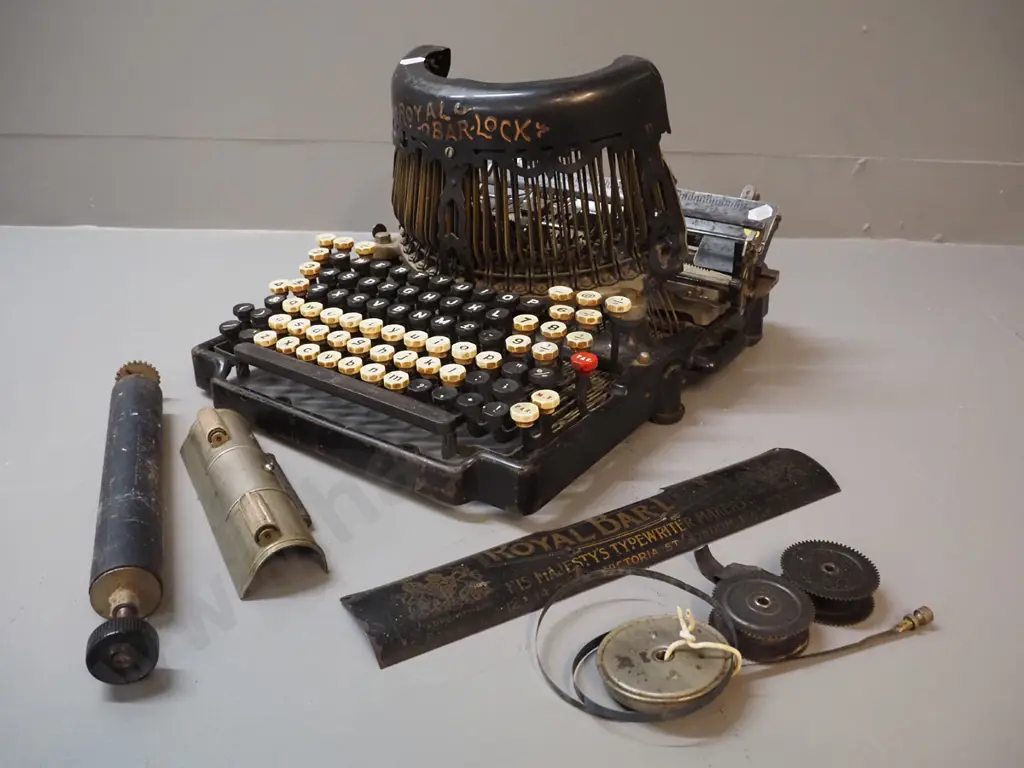 restorer's antique typewriter - Royal Bar-Lock, Victoria St. London - some pieces loose H240 W-290 D-400 Image 1++