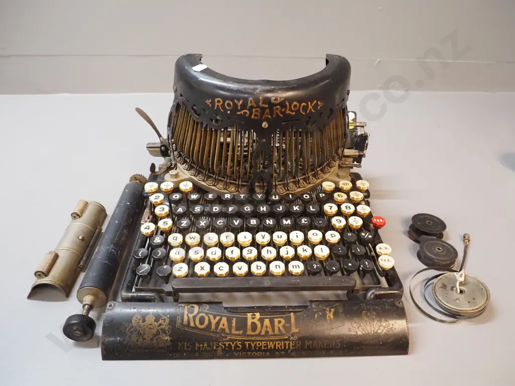 restorer's antique typewriter - Royal Bar-Lock, Victoria St. London - some pieces loose H240 W-290 D-400 Image 1++