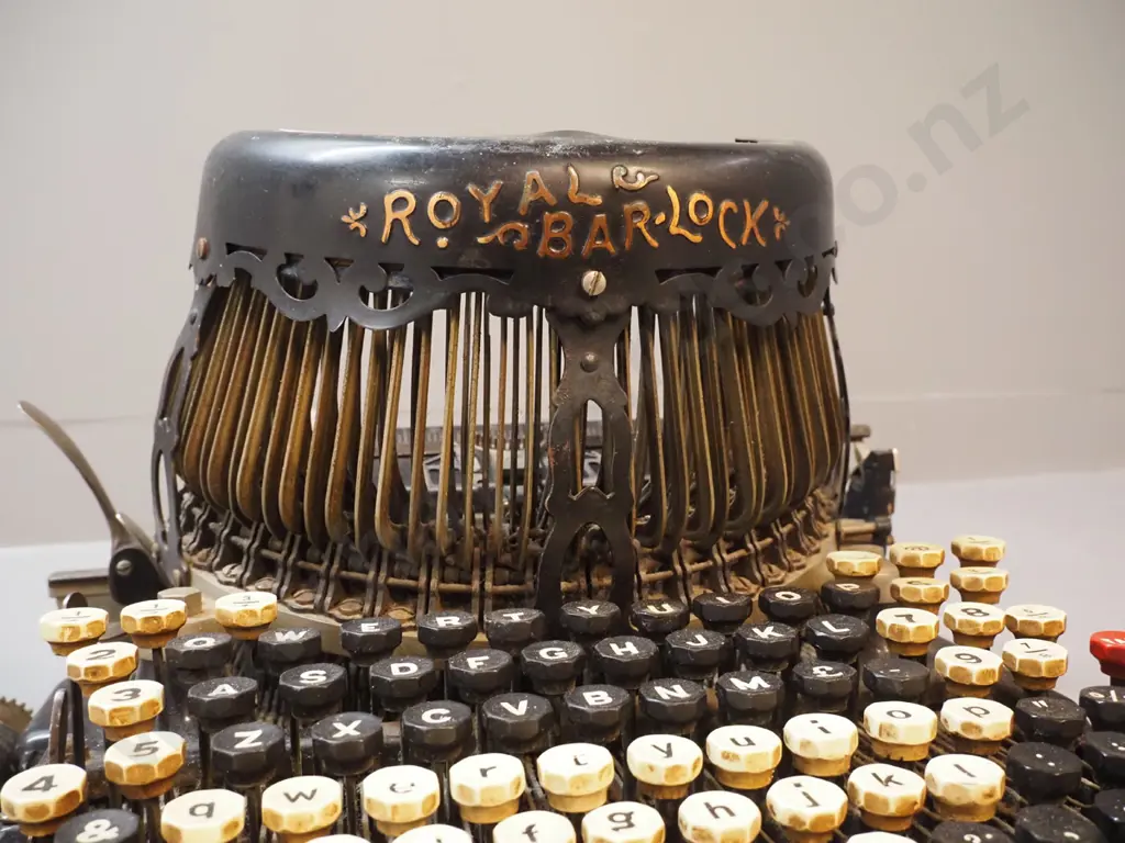 restorer's antique typewriter - Royal Bar-Lock, Victoria St. London - some pieces loose H240 W-290 D-400 Image 1++