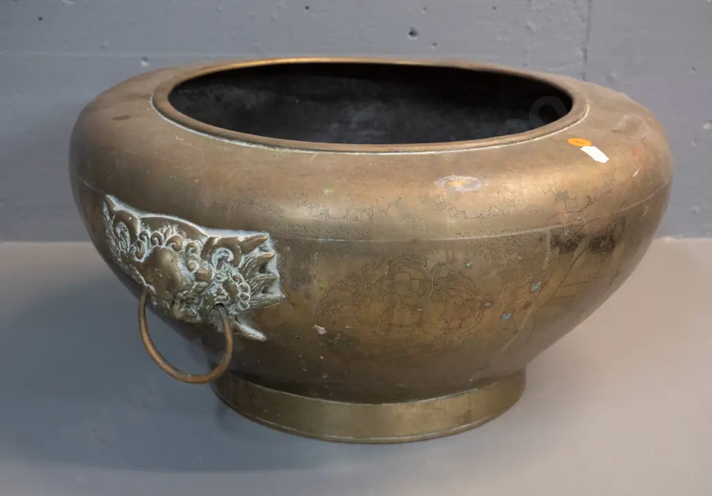 large vintage brass bowl / jardiniere with lion head ring handles & etched decoration H-200 D-400 Image 1++