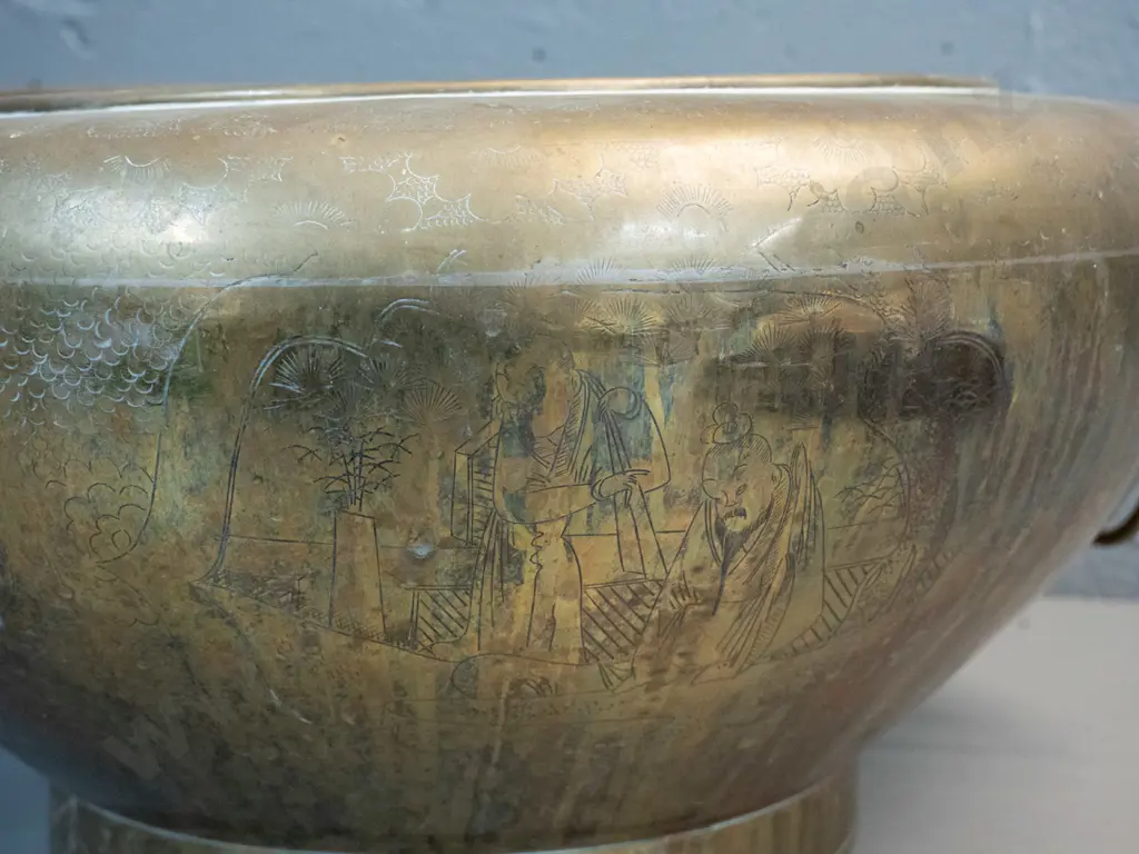 large vintage brass bowl / jardiniere with lion head ring handles & etched decoration H-200 D-400 Image 1++