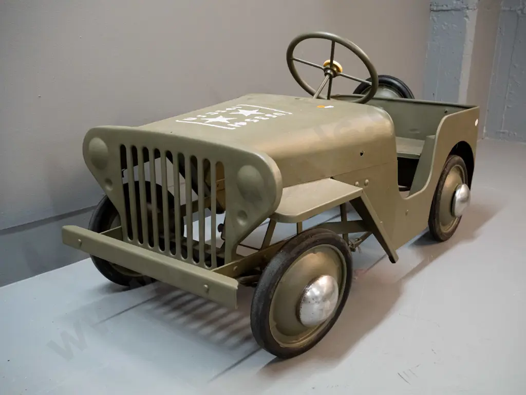 vintage Triang pedal car Jeep, missing original windscreen and some other parts, has been repainted Image 1++