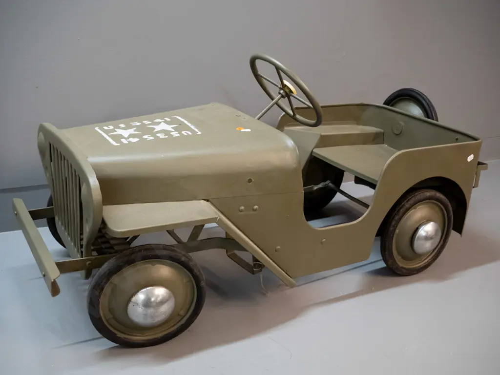 vintage Triang pedal car Jeep, missing original windscreen and some other parts, has been repainted Image 1++