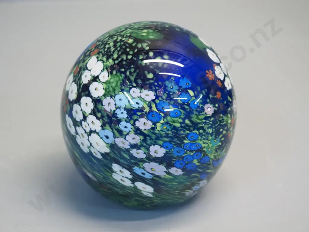 Peter Raos art glass paperweight - flowers. Marked Raos 1993 New Zealand H90 D80 Image 1++