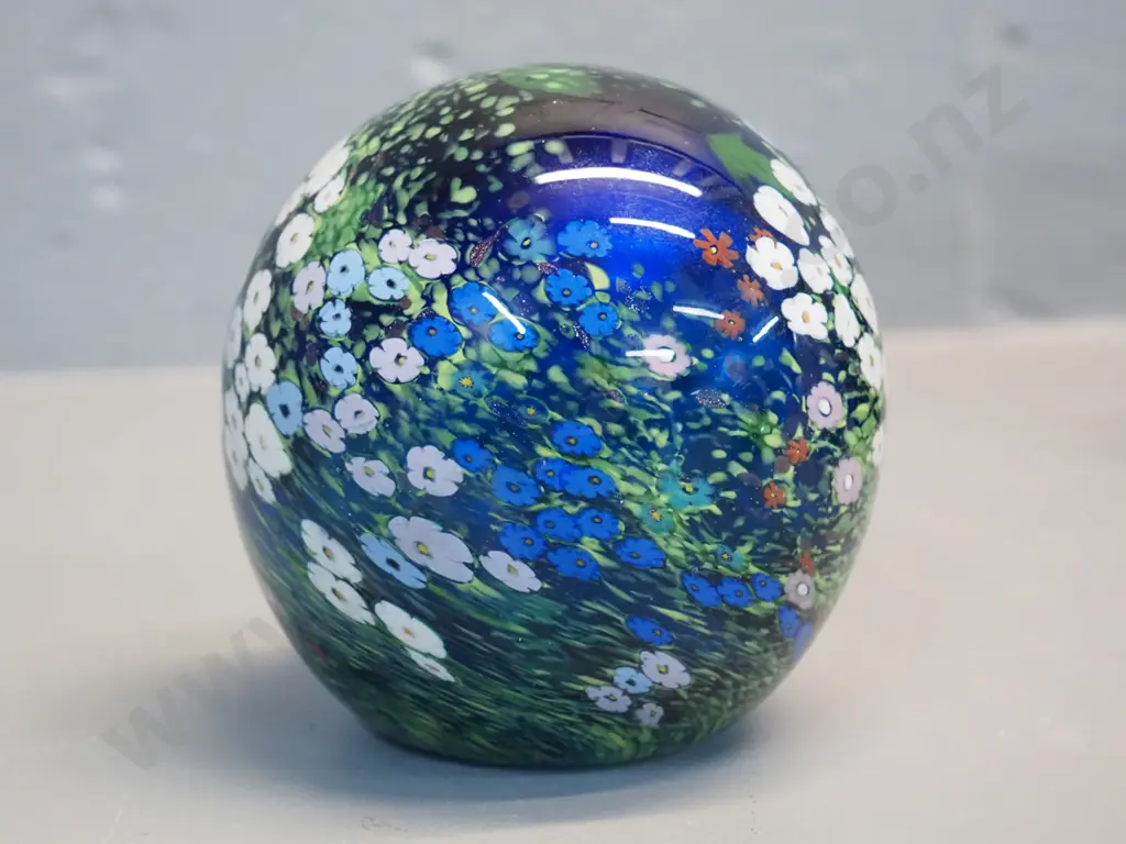 Peter Raos art glass paperweight - flowers. Marked Raos 1993 New Zealand H90 D80 Image 1++