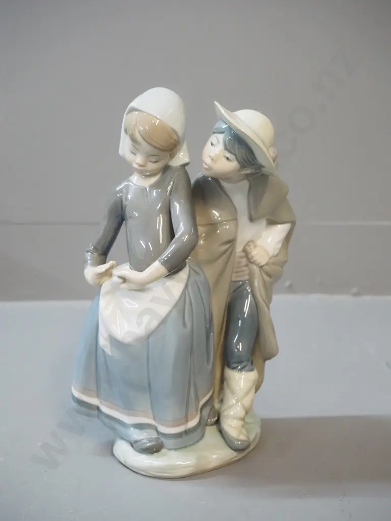 Lladro figurine - courting couple H-210 Image 1++