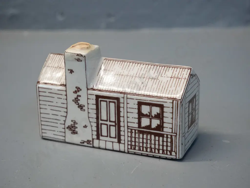 Air New Zealand ceramic bottle in shape of colonial house - with contents, cork looks to be sealed with wax H60 L90 D40 Image 1++