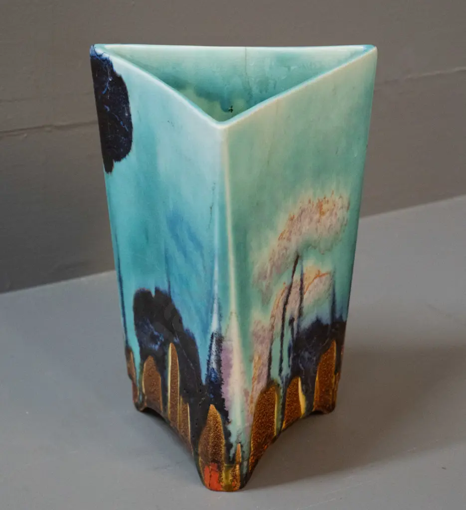 Clarice Cliff Bizarre pattern hand painted triangular vase - several hairline cracks H-190 W-140 Image 1++