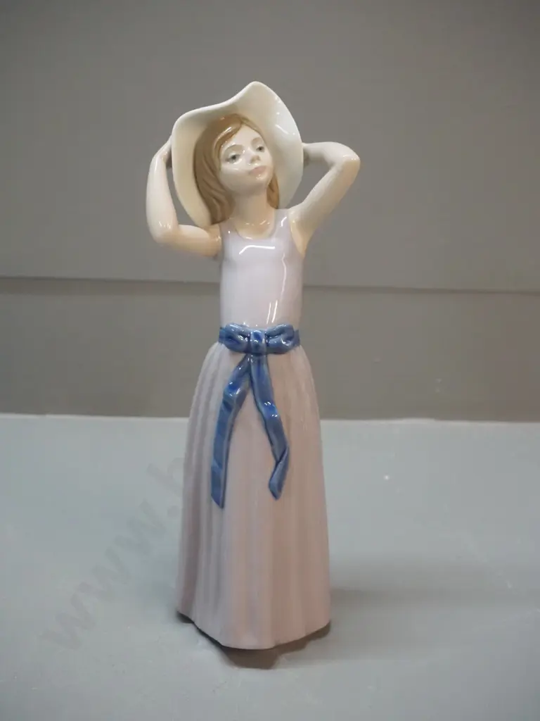 Lladro figurine - girl in sunhat H-270 Image 1++