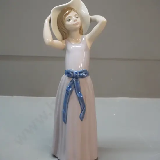 Lladro figurine - girl in sunhat H-270