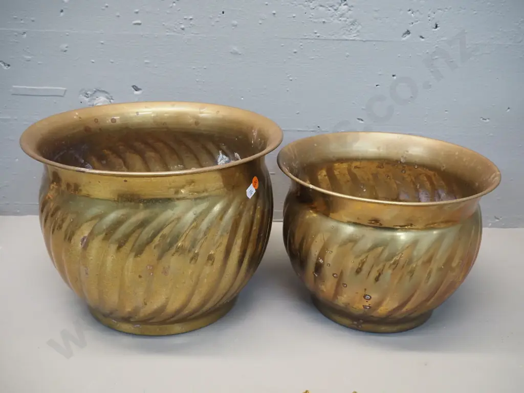 2 large brass swirl pattern jardinieres - some water discolouration inside. Larger one is H-220 D-300 Image 1++