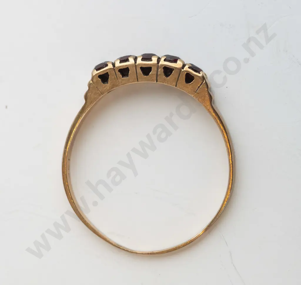 9ct 5 stone garnet ring 2.5gms Image 1++