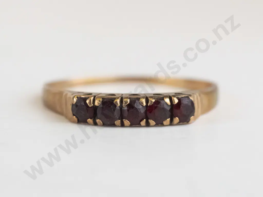 9ct 5 stone garnet ring 2.5gms Image 1++